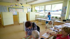 V Palárikove našli na hlasovacích lístkoch biely prášok. Analýza identifikovala, že ide o túto látku