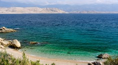 Tri chorvátske pláže neďaleko obľúbenej turistickej lokality uzavreli. Dôvodom je znečistenie výkalmi