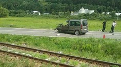 Na Spiši auto narazilo do motorového vlaku, ktorý sa vykoľajil