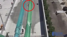 Hrôzostrašný pád. Chlapca vymrštil tobogan na betón, on sa postavil na nohy a odišiel