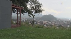 Mesto mu pozemok nepredalo, on si na ňom načierno postavil chatku s takýmto výhľadom