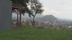 Mesto mu pozemok nepredalo, on si na ňom načierno postavil chatku s takýmto výhľadom