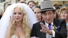 Už ho ulovila! Playboy modelka sa vydala za 81-ročného milionára