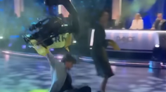 VIDEO: Aktivisti počas tanečnej šou vtrhli na parket. Nasledoval tvrdý knokaut od kamery