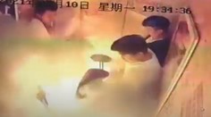 VIDEO: Výbuch elektrickej motorky premenil výťah plný ľudí na horiacu pascu