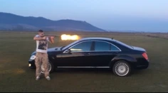 Drzosť? Zhabali mu zbraň, on sa veselo preváža s kuklou na hlave