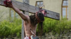 Je Biela sobota, katolíci cez deň spomínajú na mŕtveho Krista