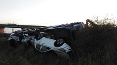 Ledva vyšli z automobilky, už sa nedali použiť. Náves plný áut sa zrútil do priekopy