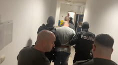 VIDEO: Najskôr sa priznal, teraz vinu popiera. Tomáš obvinený z vraždy rodičov putuje za mreže