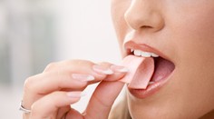 Kedy naposledy ste videli niekoho žuť žuvačku? Ich predaj padol počas pandémie