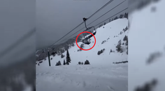 VIDEO: Desivá zrážka so šťastným koncom. Profesionálny lyžiar pri skoku trafil sedačkovú lanovku