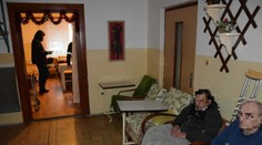 V zime, smrade, exkrementoch a bez jedla. Polícia urobila raziu v domove pre seniorov