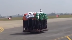 VIDEO: Svetový rekord na kolesách! Neuveríte, koľkí ľudia sa odviezli na jednej motorke