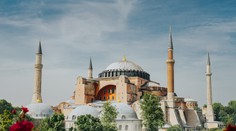 Turecká bazilika Hagia Sofia v Istanbule už nie je viac múzeom. Súd zmenil tento štatút na mešitu