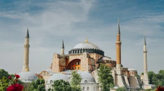 Turecká bazilika Hagia Sofia v Istanbule už nie je viac múzeom. Súd zmenil tento štatút na mešitu