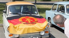 Slimáky spôsobili prevrátenie trabanta, vodič našťastie vyviazol nezranený