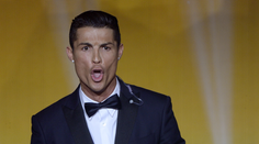 Ronaldo pri zisku trofeje zaručal! Paródie na neho bavia celý svet