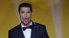 Ronaldo pri zisku trofeje zaručal! Paródie na neho bavia celý svet
