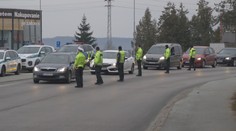 Nová stratégia. Polícia začala uzatvárať mestá a kontrolovať alkohol u každého jedného vodiča