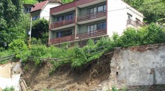 Po výdatných dažďoch sa odtrhla časť svahu v Trenčianskych Tepliciach. Ulicu uzavreli