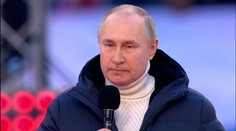 Putin označil inváziu na Ukrajine za „hrdinské" nasadenie ruskej armády. Jeho prejav nakrátko prerušili