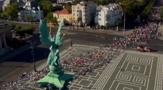 Vodič ignoroval príkaz policajta. Vbehol medzi húf veriacich