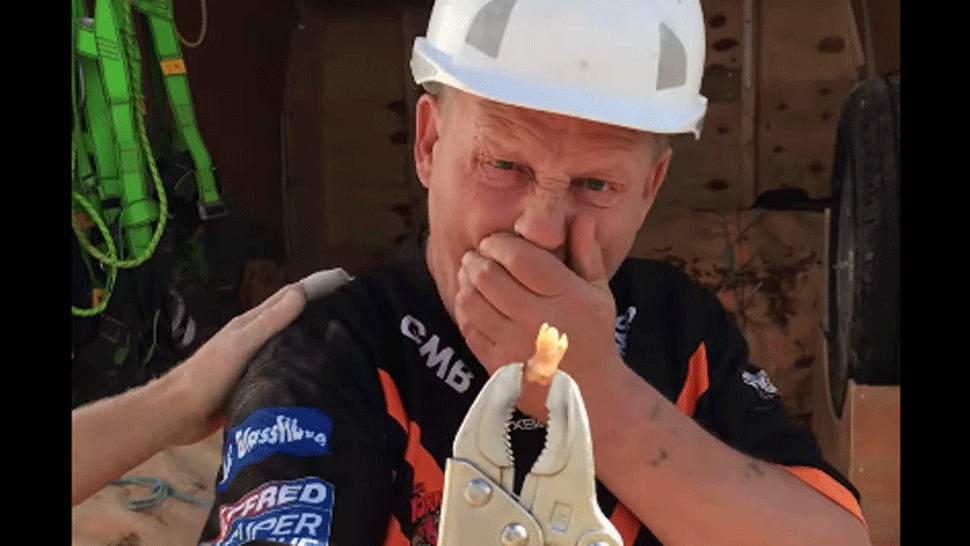 U zubára nikdy nebol. Zuby si trhá sám stavbárskymi kliešťami