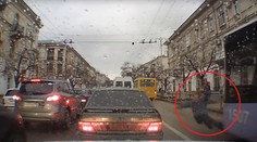Chodíte cez cestu s mobilom v ruke? Môžete dopadnúť ako tento muž