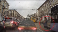 Chodíte cez cestu s mobilom v ruke? Môžete dopadnúť ako tento muž