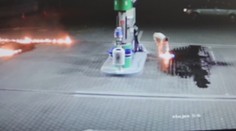 Mladá žena rozlievala a zapaľovala na čerpacej stanici benzín. Údajne bola pod vplyvom drog