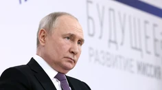 Putin v továrni na výrobu tankov vyzýval Rusov, aby mali viac detí