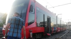 V Bratislave sa zrazilo auto s električkou, na viacerých miestach vodičov trápili kolóny