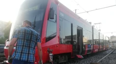 V Bratislave sa zrazilo auto s električkou, na viacerých miestach vodičov trápili kolóny