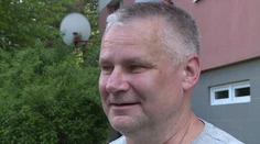 S Kajínkom sa fotia aj malé deti. Oslobodený väzeň plánuje vydať ďalšiu knihu