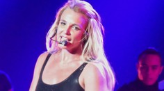 Poriadny trapas! Britney Spears odleteli na pódiu vlasy