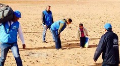 Fotka 4-ročného chlapca v púšti dojala celý svet. Bolo to však úplne inak!