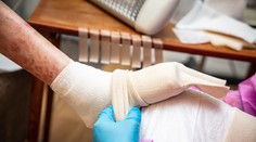 Nepoznajú jediný deň bez bolesti, teraz im svitá nádej. Je tu prvý liek na chorobu, ktorou trpia desaťtisíce ľudí