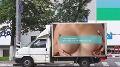 Muži strácali za volantom rozum. Tieto obrie prsia spôsobili 517 nehôd