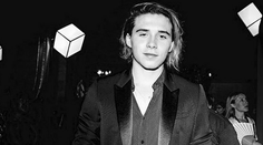 Mladý Beckham nezaháľa. Tesne po rozchode sa túla s inou