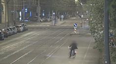 VIDEO: Opitý jazdil na bicykli s dvoma krígľami v rukách. Brnenská polícia zadržala mladého Slováka