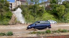 FOTO a VIDEO: Pri bratislavskom PKO prasklo vodovodné potrubie, trasy liniek MHD museli byť odklonené