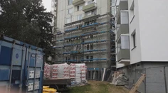 Robotník v Nitre spadol z lešenia zo štvrtého poschodia
