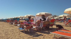 Taliani zatočili s drzými turistami. Za obsadenie miesta na pláži rozdávajú vysoké pokuty