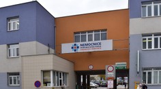 Lekárka pardubickej nemocnice oznámila rodine pacienta, že zomrel. Keď prišli, on pokojne spal