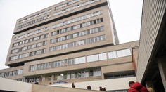 Po páde z okna piateho poschodia zomrel v prešovskej nemocnici senior. Prípad vyšetruje polícia