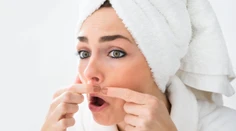 Dermatológovia varujú. Vytláčanie vyrážok v oblasti nosa môže spôsobiť aj smrť