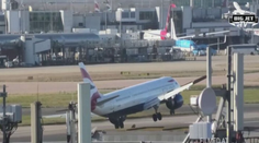 VIDEO: Silný vietor sa hral s lietadlom pri pristávaní. Piloti tesne zabránili tragédii