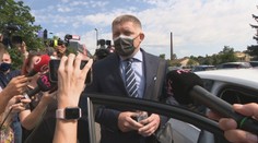 Dodržal karanténu alebo je zaočkovaný? Fico prišiel na súd s Kováčikom po návrate zo zahraničia