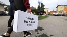 Incident v Kostoľanoch pod Tribečom. Agresívny muž sa pohádal s komisiou a poškodil urnu