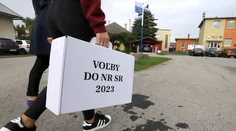 Incident v Kostoľanoch pod Tribečom. Agresívny muž sa pohádal s komisiou a poškodil urnu